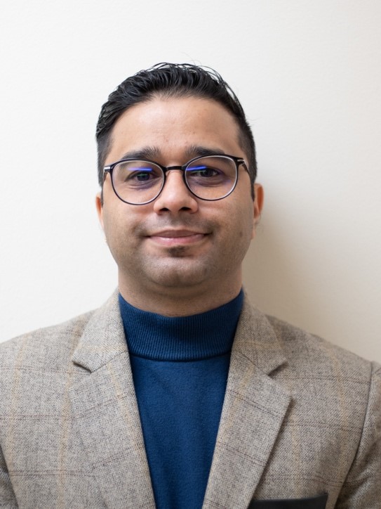 A person wearing glasses and a suit

AI-generated content may be incorrect.