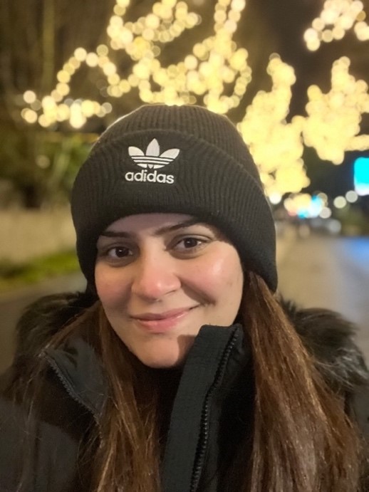 A person wearing a beanie and smiling

Description automatically generated